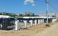 Elektrobusse und -ladesäulen in Pitesti (Rumänien). (Foto: Hagen Wendlandt)